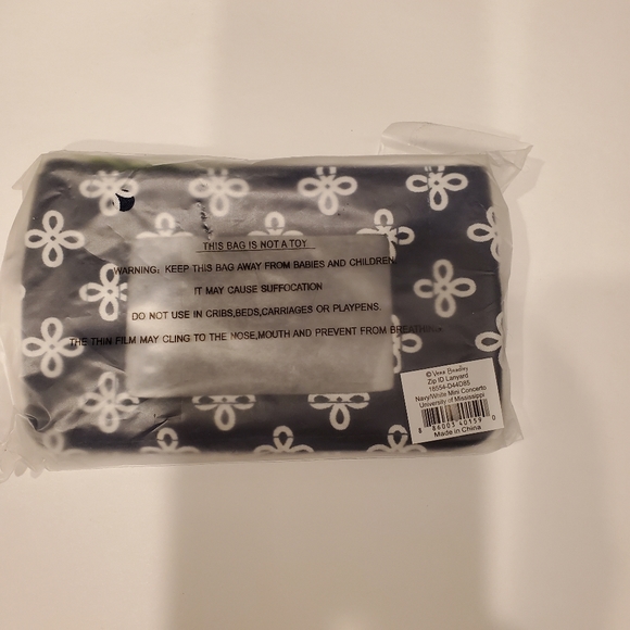 Vera Bradley University of Mississippi Zip ID Lanyard - Picture 4 of 4